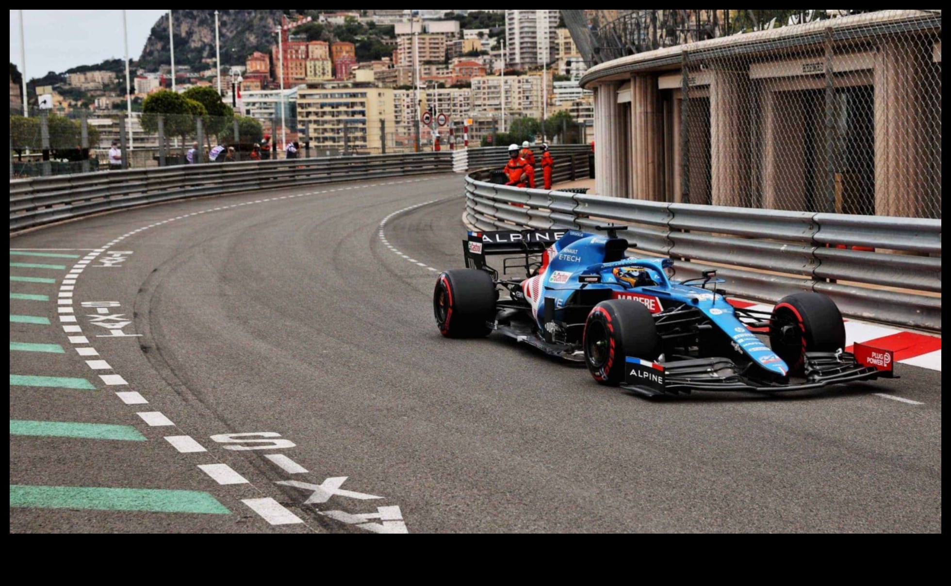 כרוניקות של מסלול המירוצים: סיפורי ניצחון ואתגרים בספורט מוטורי