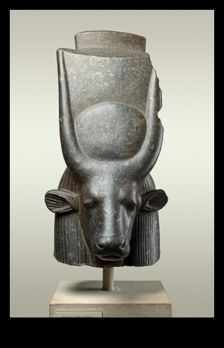 האלה חתור: האלוהות בעלת ראש הפרה באמנות המצרית