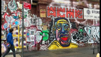 אמנות אורבנית נחשפה: ציורי קיר ואמנות רחוב כהצהרות תרבותיות