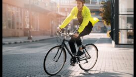 חובבים ידידותיים לסביבה: המהפכה הירוקה ברכיבה על אופניים