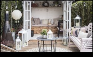 נוחות גחמנית: הרם את הגינה שלך עם ריהוט טרנדי